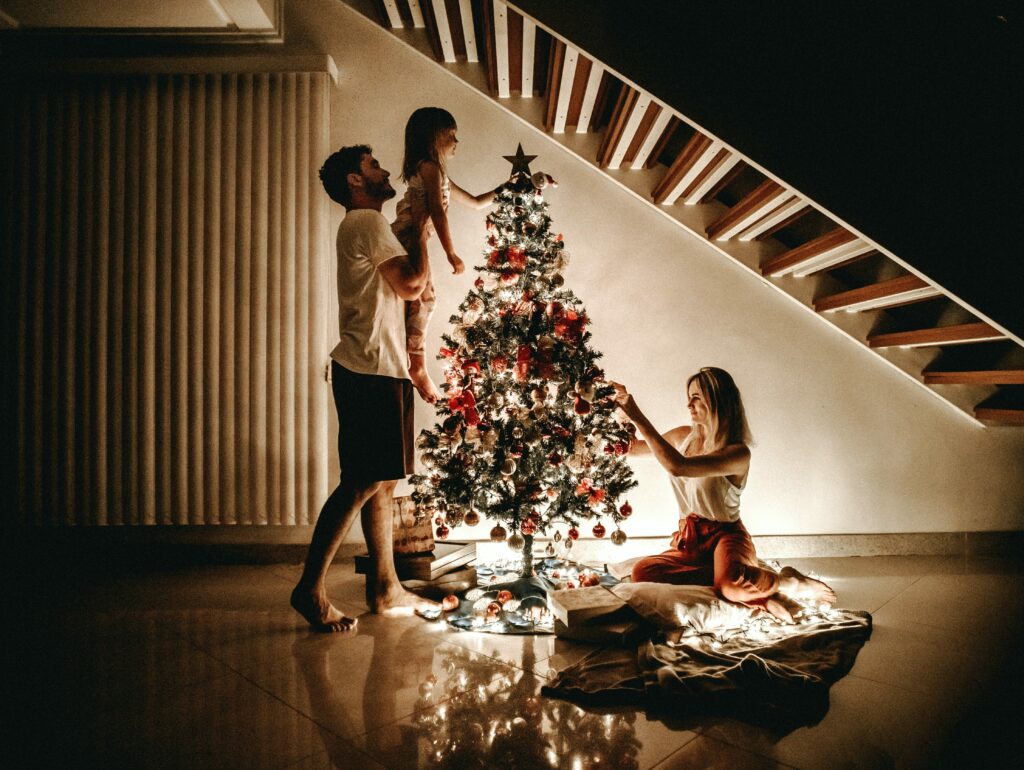 moment de famille autour de la décoration du sapin de Noël