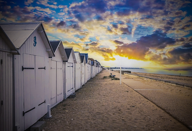 Cabanes de plage au bord de la mer