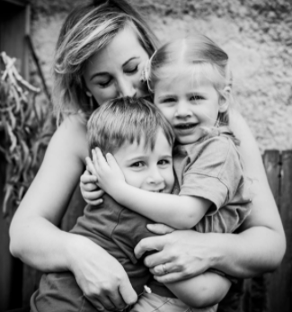 Une mère et ses enfants photo souvenir