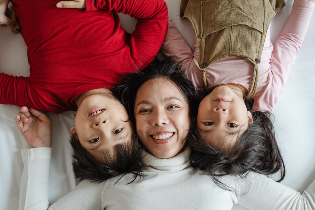 Photo de famille, une mère et ses filles