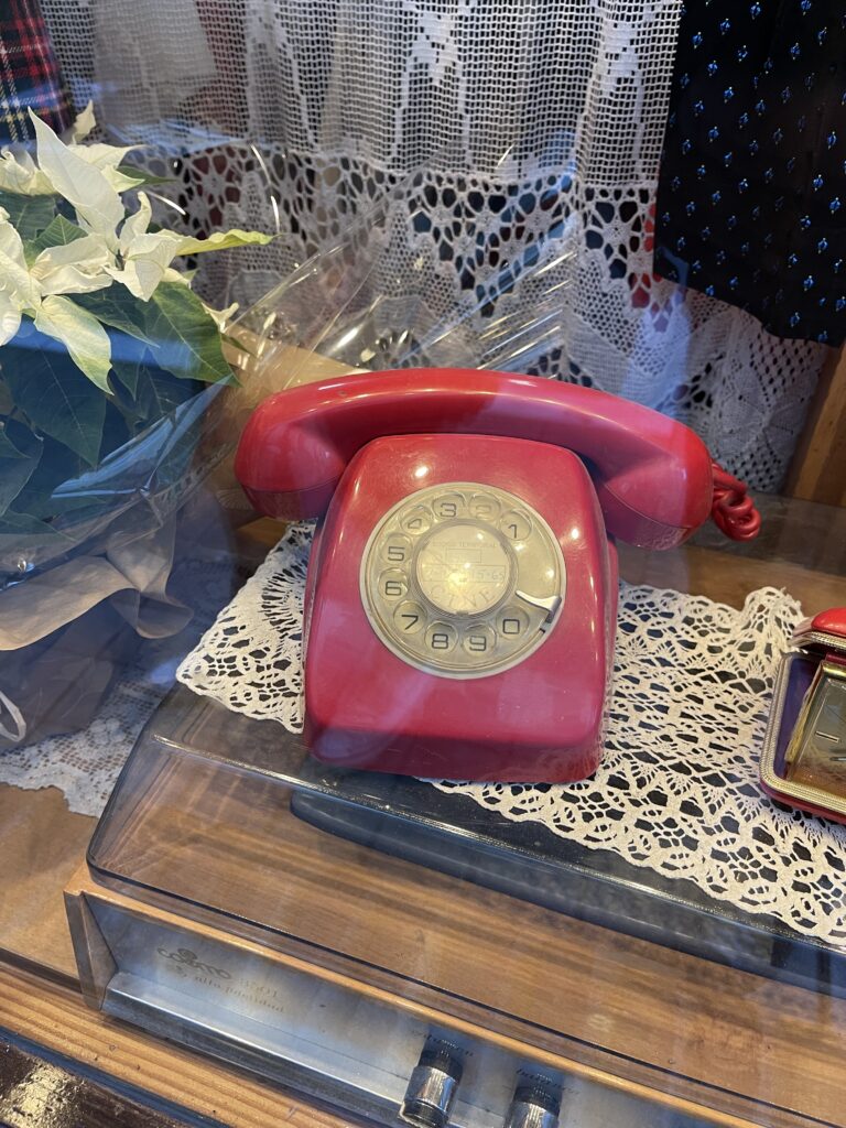 L'ancien téléphone rouge. 