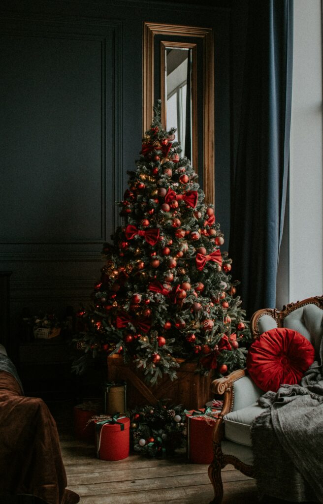 sapin de noël décoré en rouge