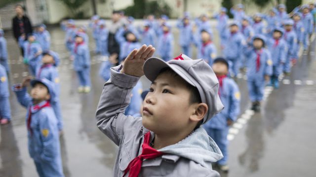 Enfant à l'école en uniforme