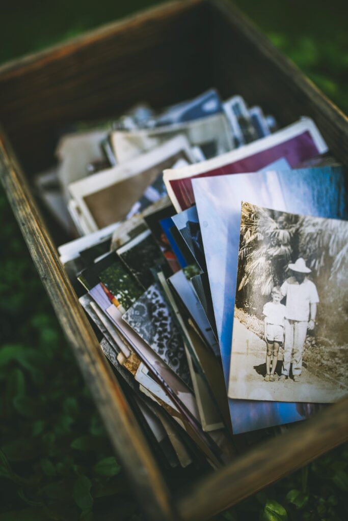 Boîte avec anciennes photos souvenirs