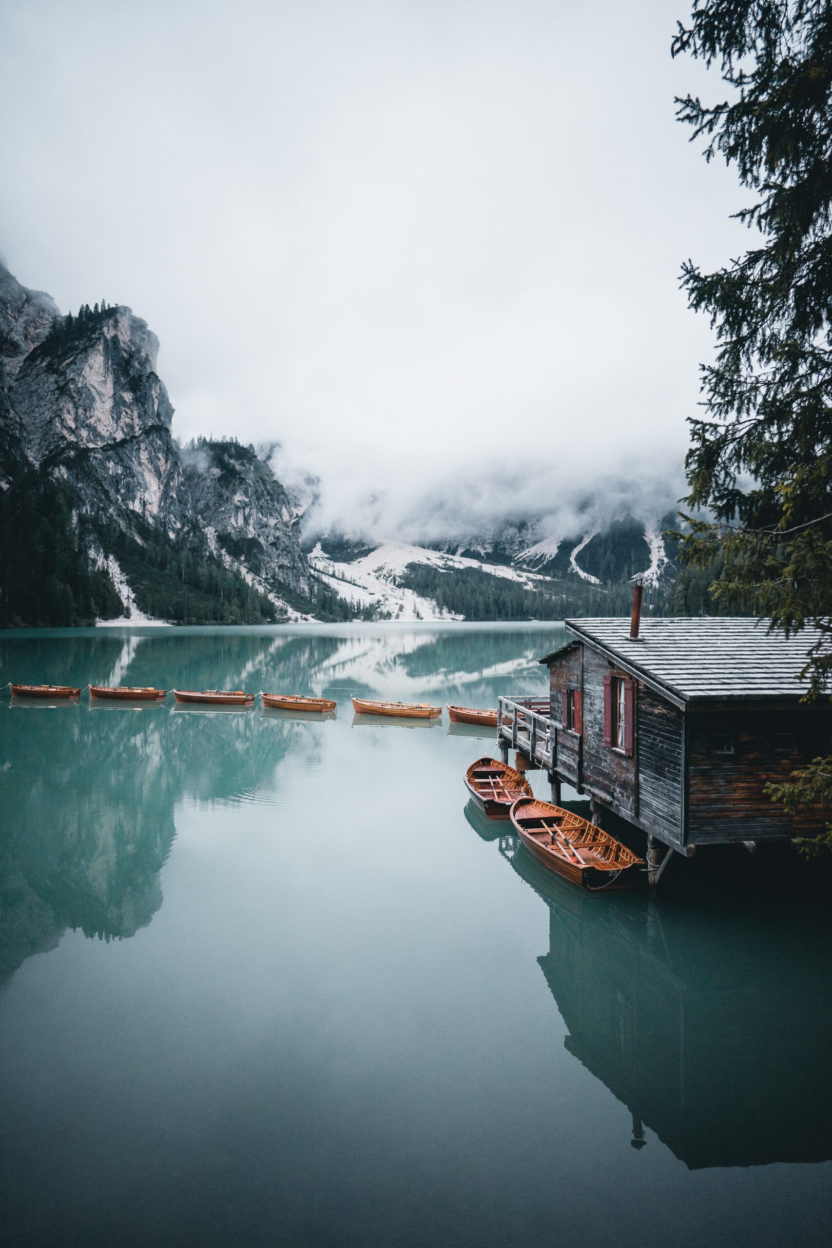 photo d'une maison au bord d'un lac en montagne