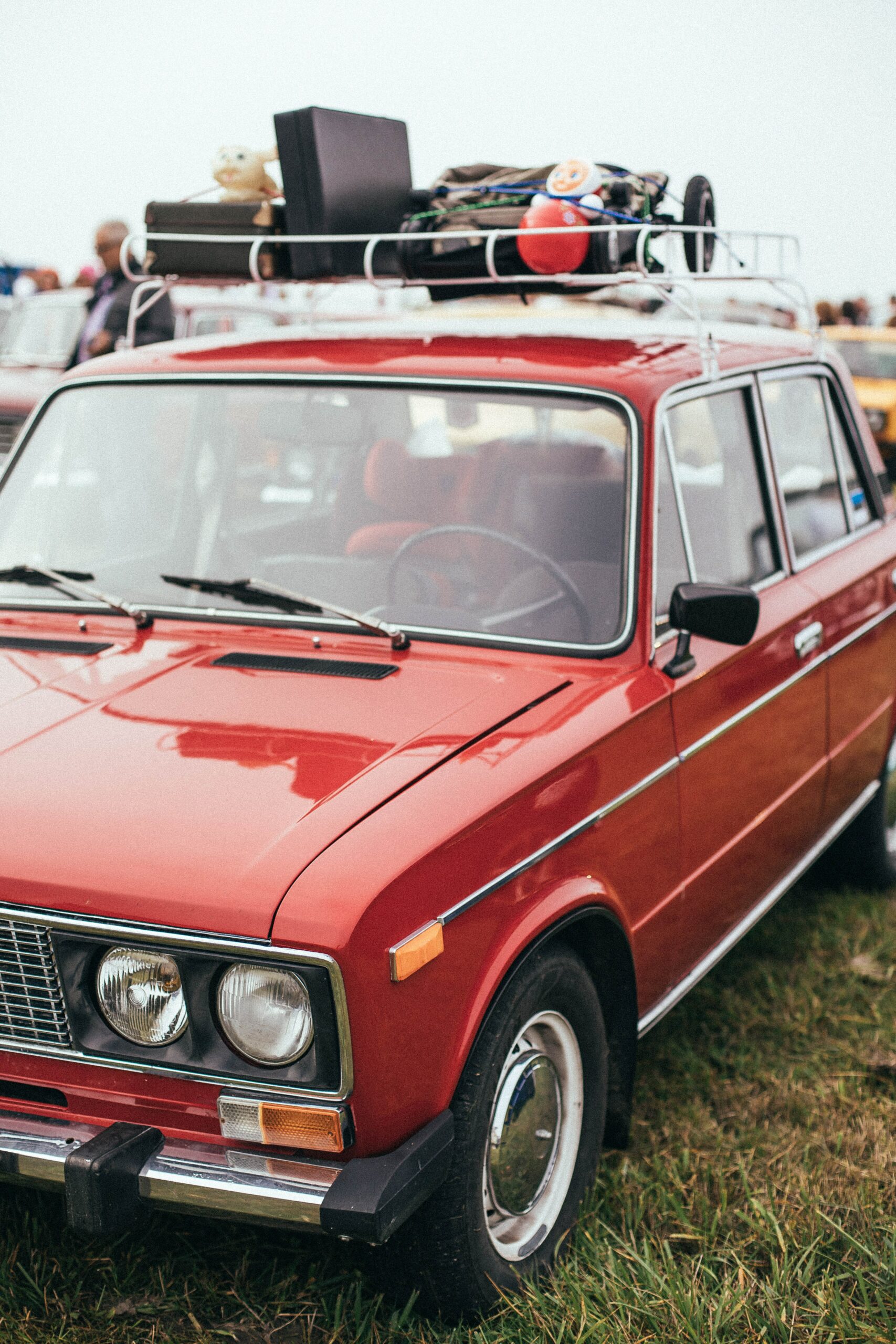 vieille voiture rouge pour partir en vacances