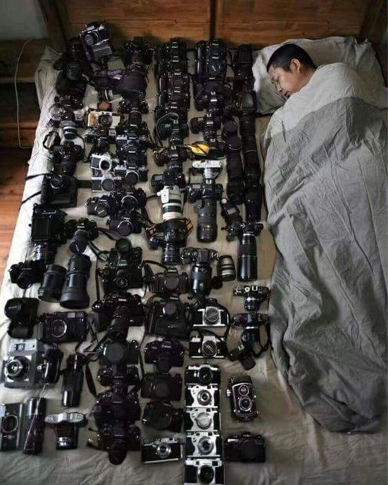 Photographe dormant avec tous ses appareils photos