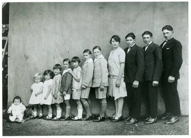 Photo en noir et blanc d'une famille 