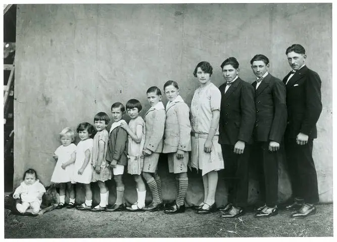 Photo en noir et blanc d'une famille