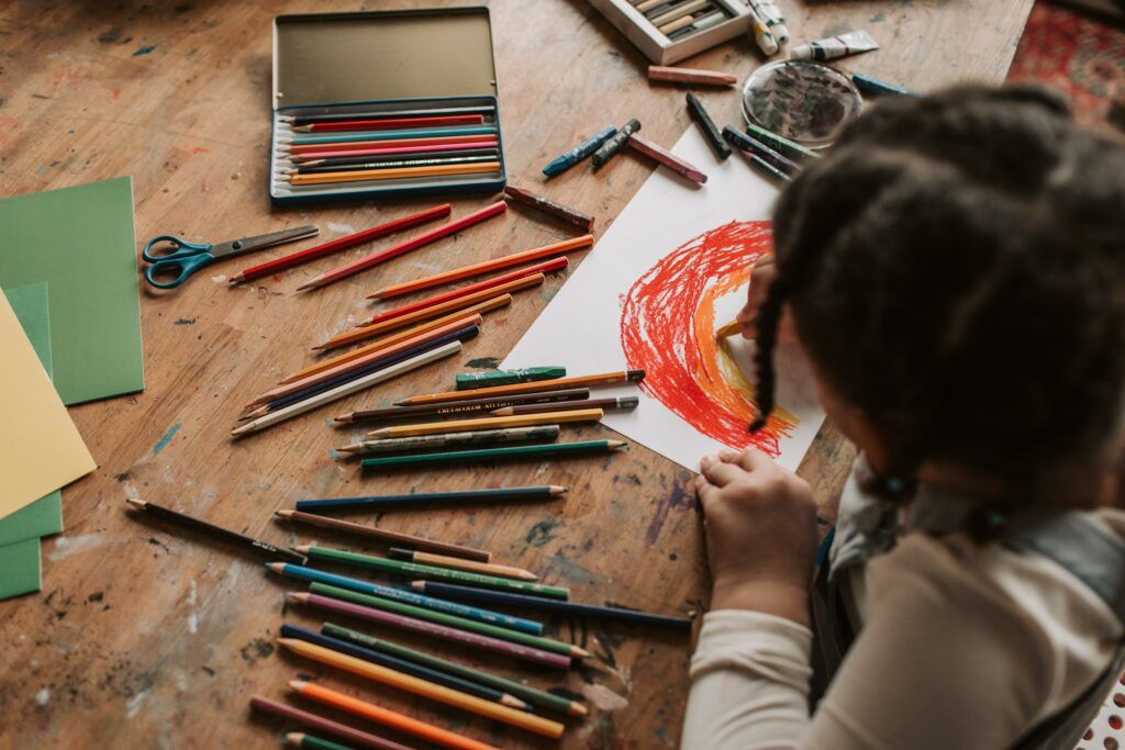 Enfant qui dessine un arc-en-ciel