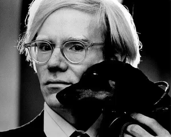 Andy Warhol avec un chien photo en noir et blanc