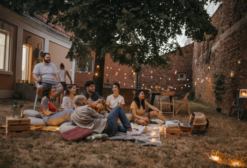 Soirée d'été entre amis dans un jardin, qui sommes-nous ?