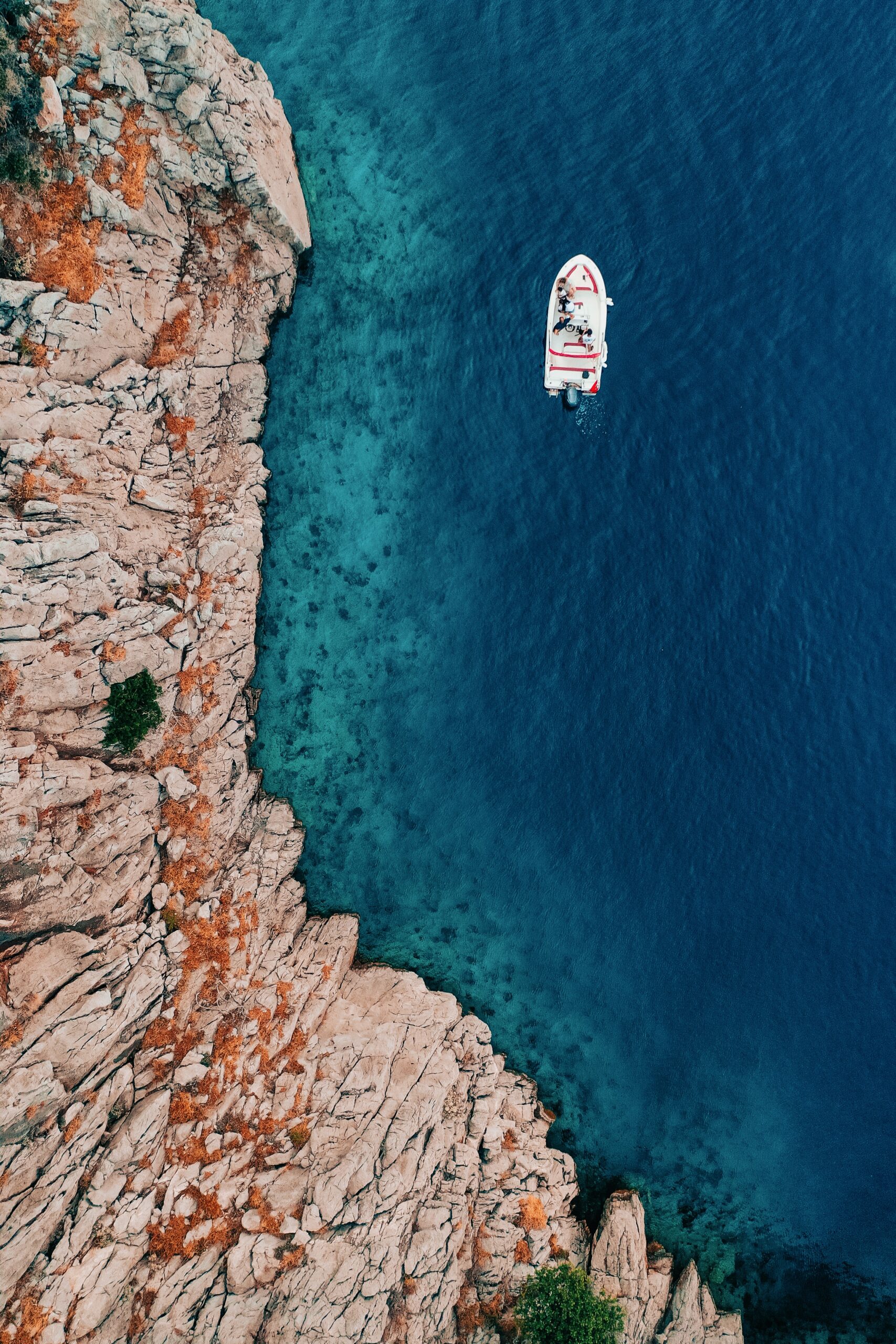 Mer avec rochers vu d'en haut, bâteau