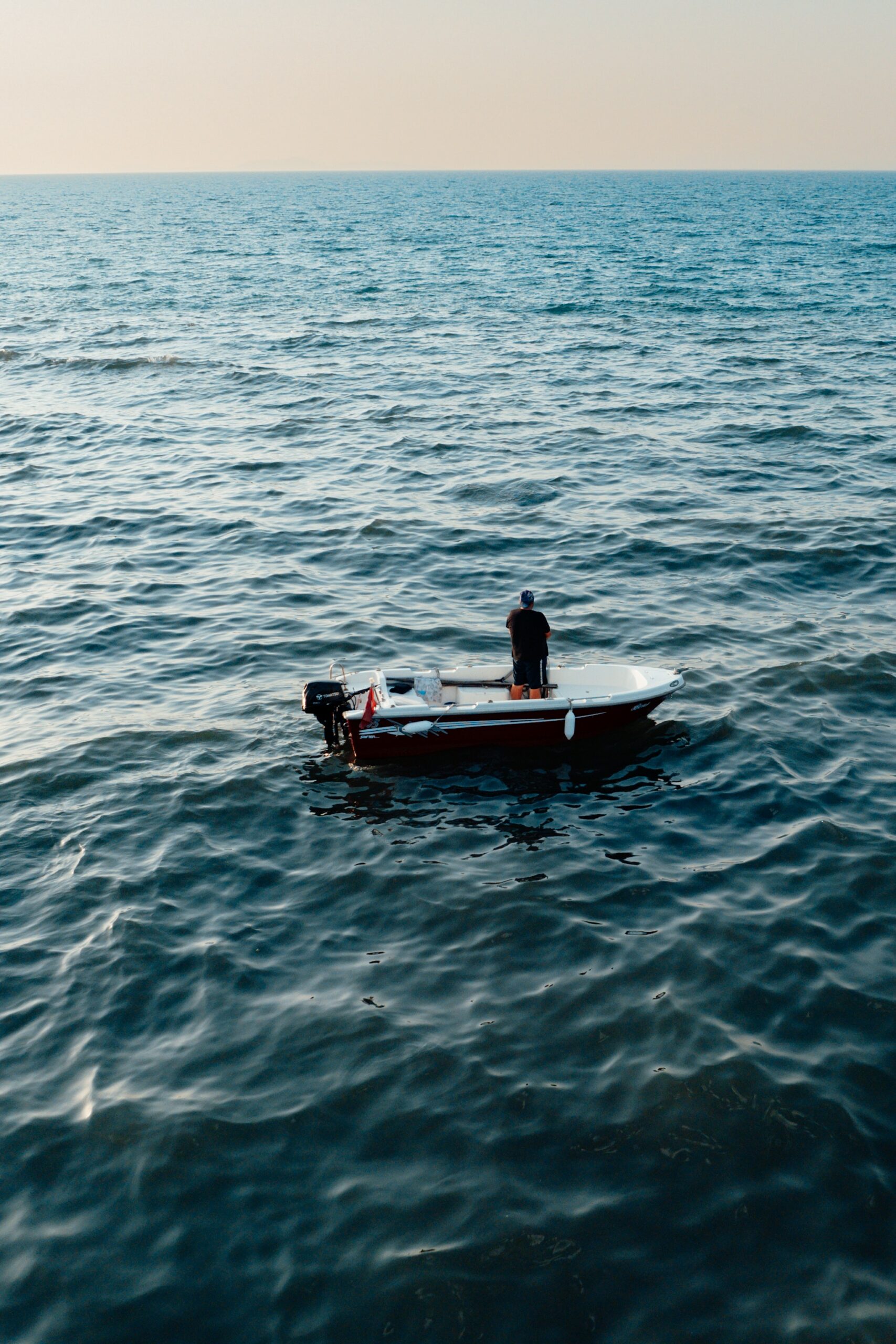 Bâteau seul sur la mer, Changer les habitudes