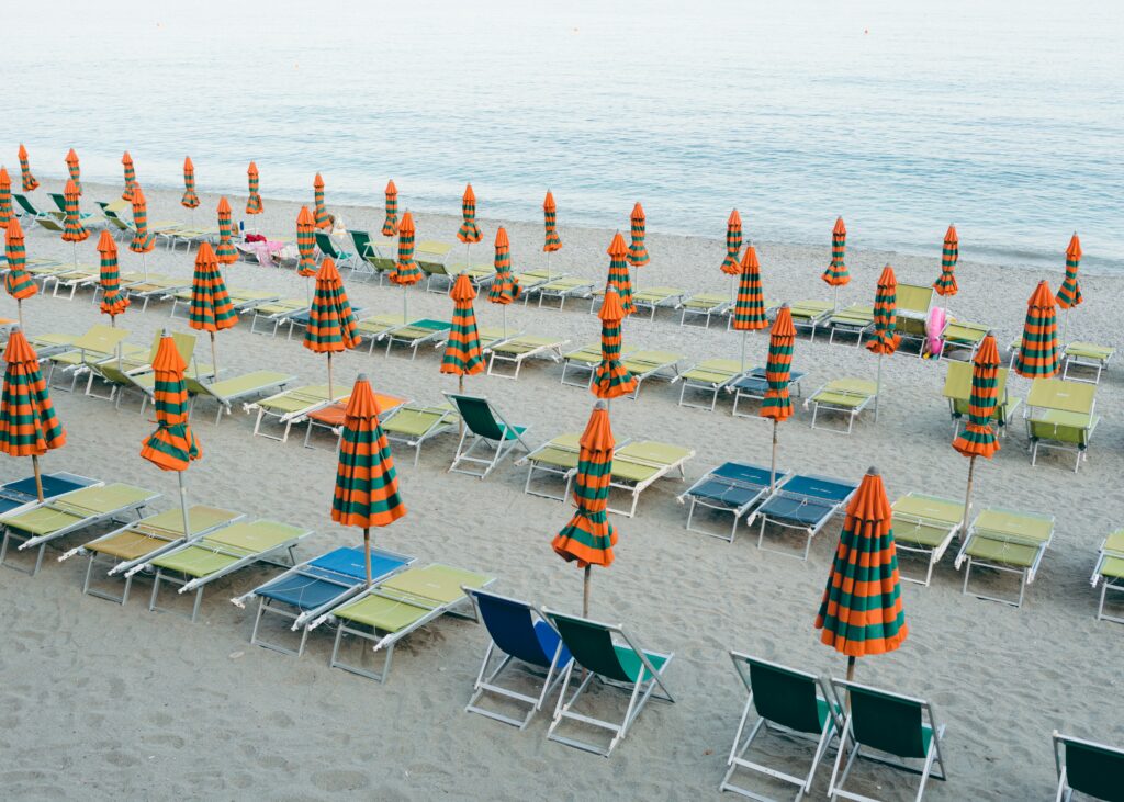 parasols et transats au bord de la mer