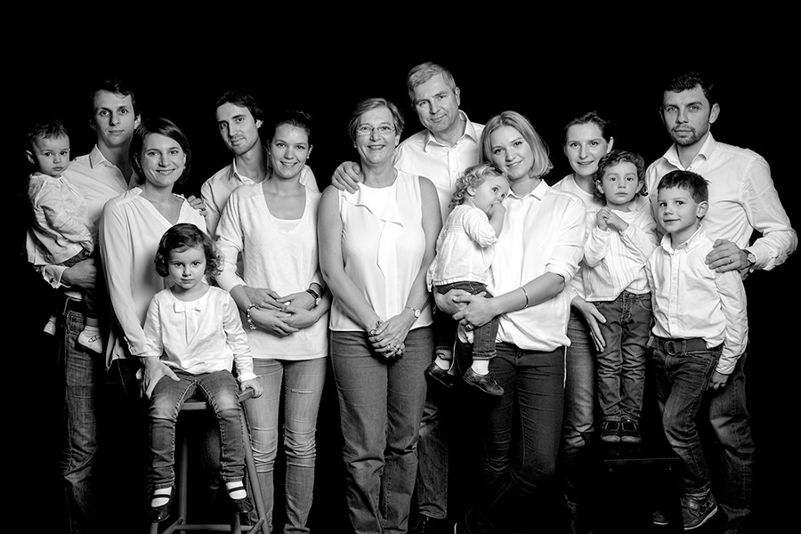 photo de famille en noir et balnc