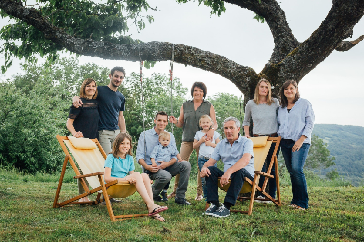 la famille sous un arbre