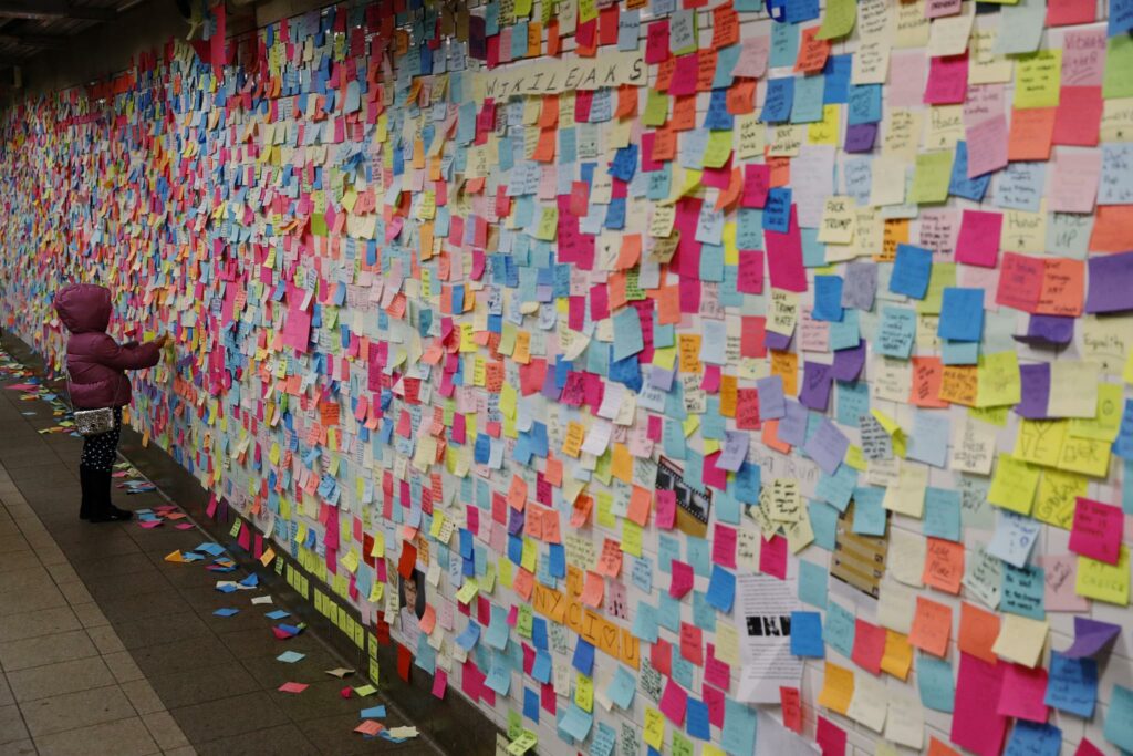 Mur de post it , invention arrivé par hasard