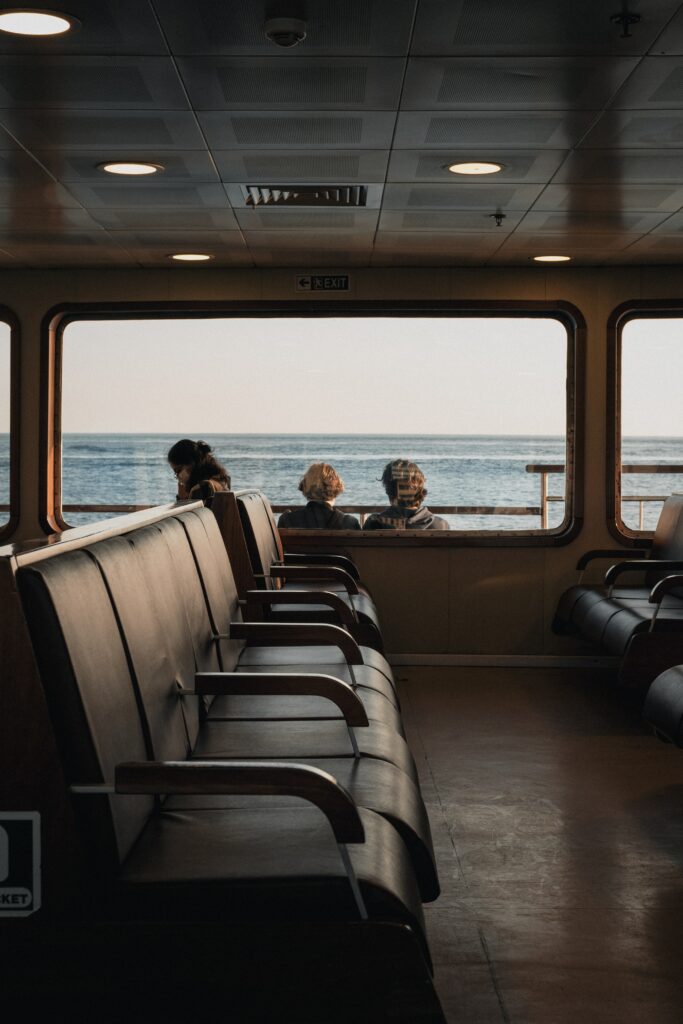 Banc sur un bateau de voyage