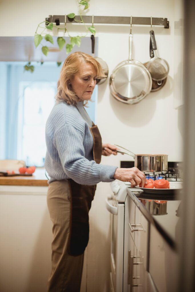 Grand-mère en cuisine