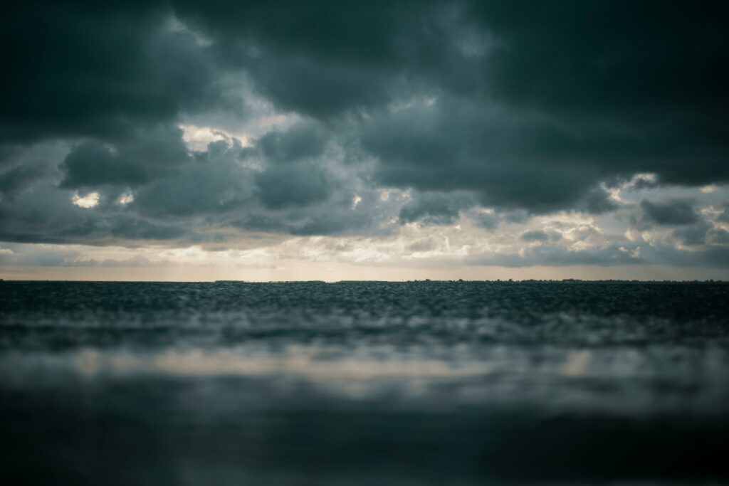 Les souvenirs et la météo au bord de la mer